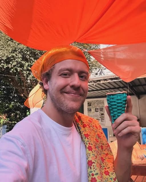 História e cultura viva na feira cultural escolar! Nossos educadores conduzindo dinâmicas de percussão lúdica e contação participativa com chapéu, ritmo e afetividade. 🪘🎈✨